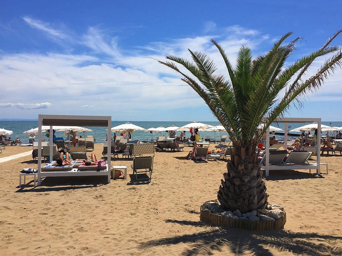 Spiaggia di Lignano Pineta con gazebo e ombrelloni